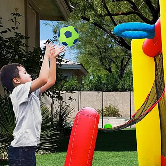 Castillo inflable pequeño para exteriores con tobogán y aro de baloncesto