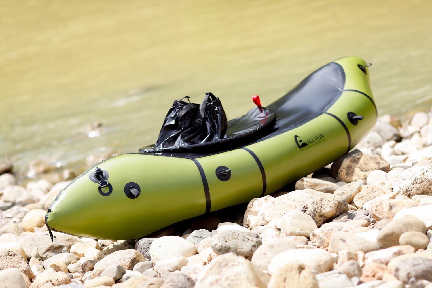 Packrafts ligeros para aventuras de rafting en aguas bravas con mochila